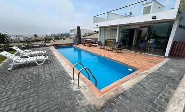 SE VENDE LINDA CASA EN LA PLAYA HONDA, CERRO AZUL