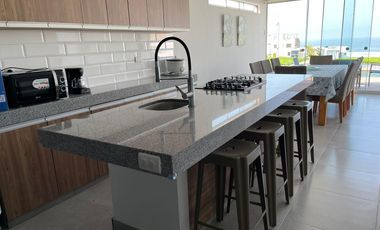 SE VENDE LINDA CASA EN LA PLAYA HONDA, CERRO AZUL