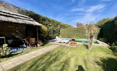 Casa con patio, quincho y pileta