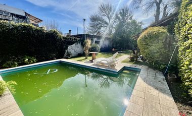 Casa con patio, quincho y pileta