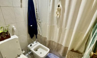 Casa con patio, quincho y pileta