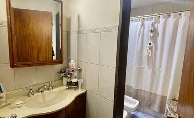 Casa con patio, quincho y pileta