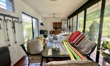 Casa con patio, quincho y pileta