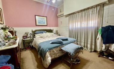 Casa con patio, quincho y pileta