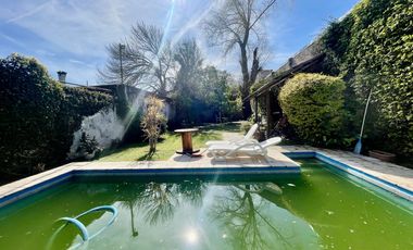 Casa con patio, quincho y pileta