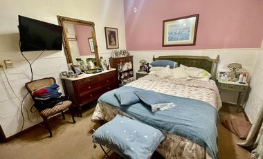 Casa con patio, quincho y pileta