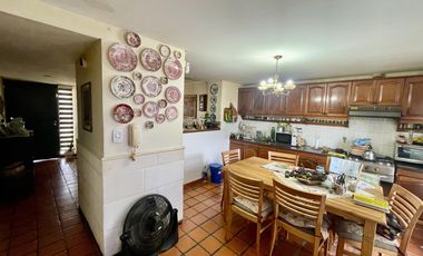 Casa con patio, quincho y pileta