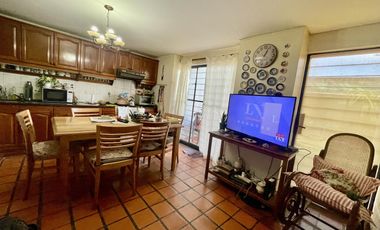 Casa con patio, quincho y pileta