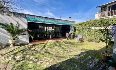 Casa con patio, quincho y pileta