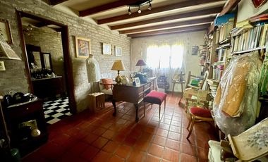 Casa con patio, quincho y pileta