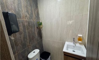 SE VENDE LOCAL COMERCIAL CON OFICINA SECTOR CIRCUNVALAR