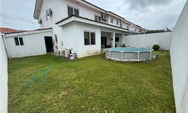 VENDO CADA EN QUINTAS DE VERSALLES