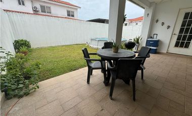 VENDO CADA EN QUINTAS DE VERSALLES