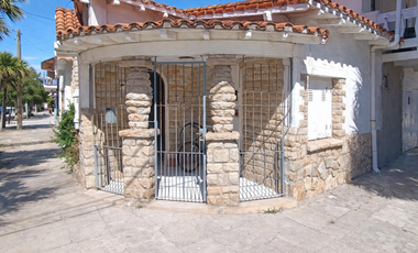 CHALET DE ESTILO EN LA PERLA A METROS DE LA PLAYA