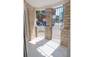 CHALET DE ESTILO EN LA PERLA A METROS DE LA PLAYA