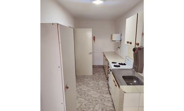 VENTA DEPTO. 3 AMB. C/ ESP. DE COCHERA. BARRIO LAS LILAS