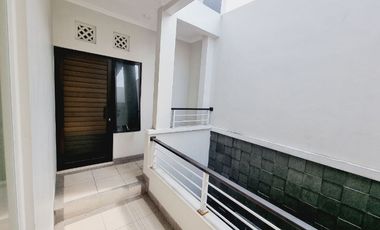 Rumah Mewah 2 Lt Akses Jalan Lebar Solo Kota