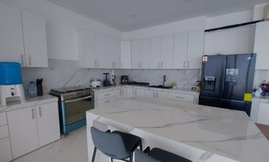 Linda Casa en Cumbres de Ayangue con espectacular vista al mar