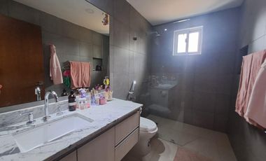 Se vende linda villa con piscina, con terreno adjunto urbanización cerrada