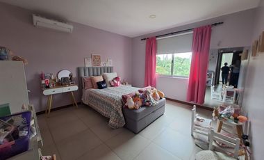 Se vende linda villa con piscina, con terreno adjunto urbanización cerrada