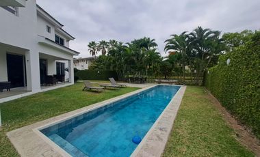 Se vende linda villa con piscina, con terreno adjunto urbanización cerrada