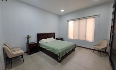 Se vende linda villa con piscina, con terreno adjunto urbanización cerrada