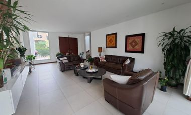 Se vende linda villa con piscina, con terreno adjunto urbanización cerrada