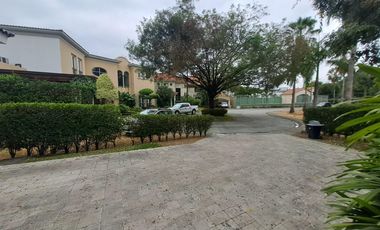 Se vende linda villa con piscina, con terreno adjunto urbanización cerrada