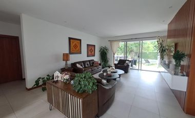 Se vende linda villa con piscina, con terreno adjunto urbanización cerrada