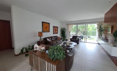 Se vende linda villa con piscina, con terreno adjunto urbanización cerrada