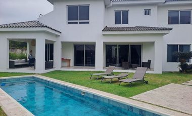 Se vende linda villa con piscina, con terreno adjunto urbanización cerrada