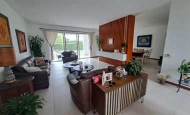 Se vende linda villa con piscina, con terreno adjunto urbanización cerrada