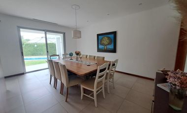 Se vende linda villa con piscina, con terreno adjunto urbanización cerrada