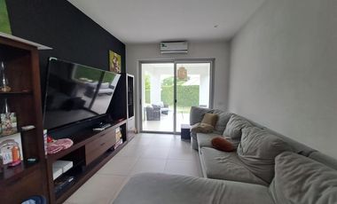 Se vende linda villa con piscina, con terreno adjunto urbanización cerrada