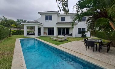 Se vende linda villa con piscina, con terreno adjunto urbanización cerrada
