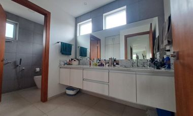 Se vende linda villa con piscina, con terreno adjunto urbanización cerrada