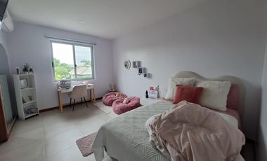 Se vende linda villa con piscina, con terreno adjunto urbanización cerrada