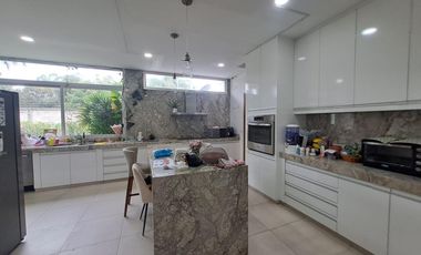 Se vende linda villa con piscina, con terreno adjunto urbanización cerrada
