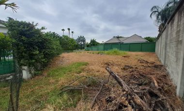 Se vende linda villa con piscina, con terreno adjunto urbanización cerrada