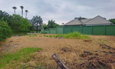 Se vende linda villa con piscina, con terreno adjunto urbanización cerrada