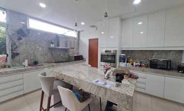 Se vende linda villa con piscina, con terreno adjunto urbanización cerrada