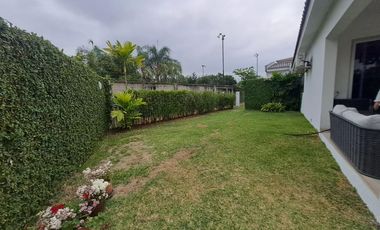Se vende linda villa con piscina, con terreno adjunto urbanización cerrada