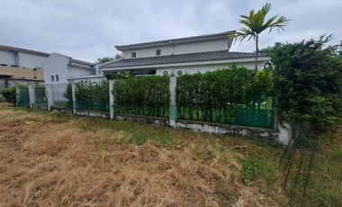 Se vende linda villa con piscina, con terreno adjunto urbanización cerrada