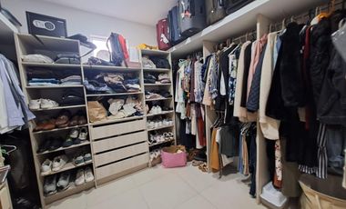 Se vende linda villa con piscina, con terreno adjunto urbanización cerrada