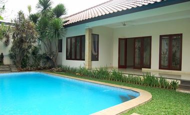 Disewakan Rumah Besar Lengkap dengan Taman dan Kolam Renang di Mampang