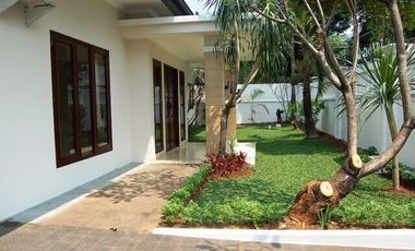 Disewakan Rumah Besar Lengkap dengan Taman dan Kolam Renang di Mampang