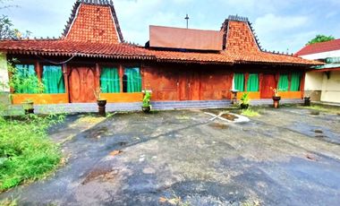 Tempat Usaha 550m² Sangat Strategis Furnish Dekat Bandara Di Colomadu