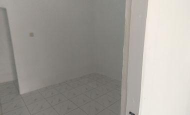 Strategis Rumah 3 Petak pinggir Jalan Raya akses Masuk jalan  2 Mobil