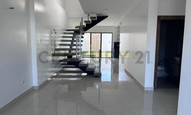 Moderna Casa de 4 Dormitorios de venta en Isla Celeste