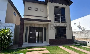 Moderna Casa de 4 Dormitorios de venta en Isla Celeste